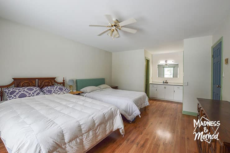 bedroom with two queen beds and open vanity