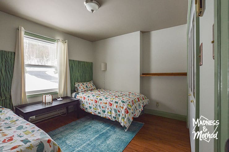 bedroom layout with shelf